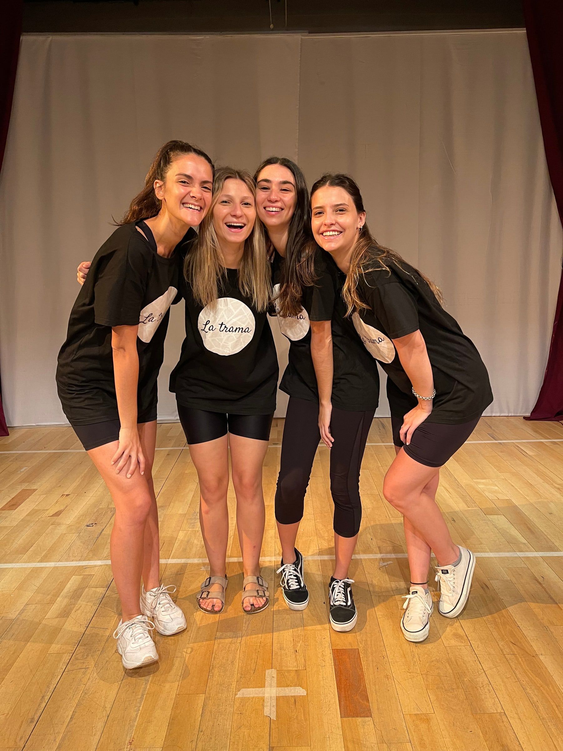 Las cuatro directoras de La Trama, abrazadas y sonriendo en una de las salas del estudio.