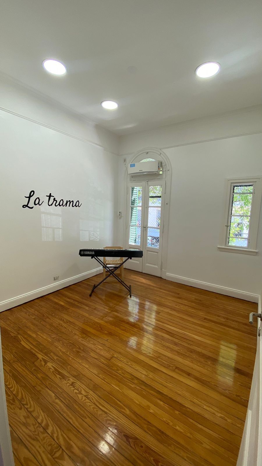 Sala Evan: sala más chica con piso de madera y un teclado, pensada para canto.