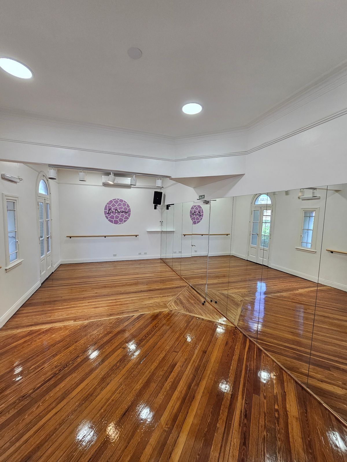 Sala Hamilton: sala amplia con piso de madera, espejos y ventanales.